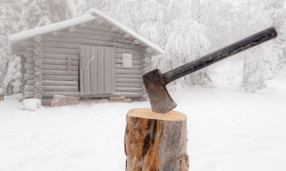 Pölkkyyn isketty kirves.
