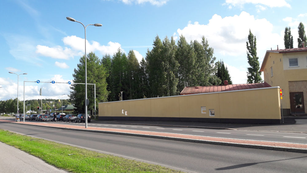 Meluaita vilkkaan autotien vieressä.