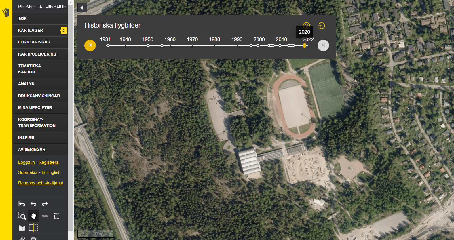 Skärmdump av Paikkatietoikkuna. I sidans övre kant finns ett skjutreglage som gör det möjligt att välja vilket flygfotograferingsår som ska visas.