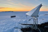 Satelliittiheijastin auringonlaskussa Etelämantereella