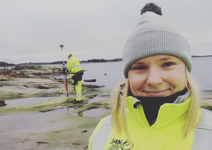 Krista ute på stranden.