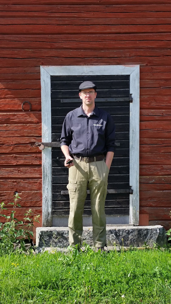 Soil Scoutin perustaja Johannes Tiusanen puisen maalaisrakennuksen edessä.