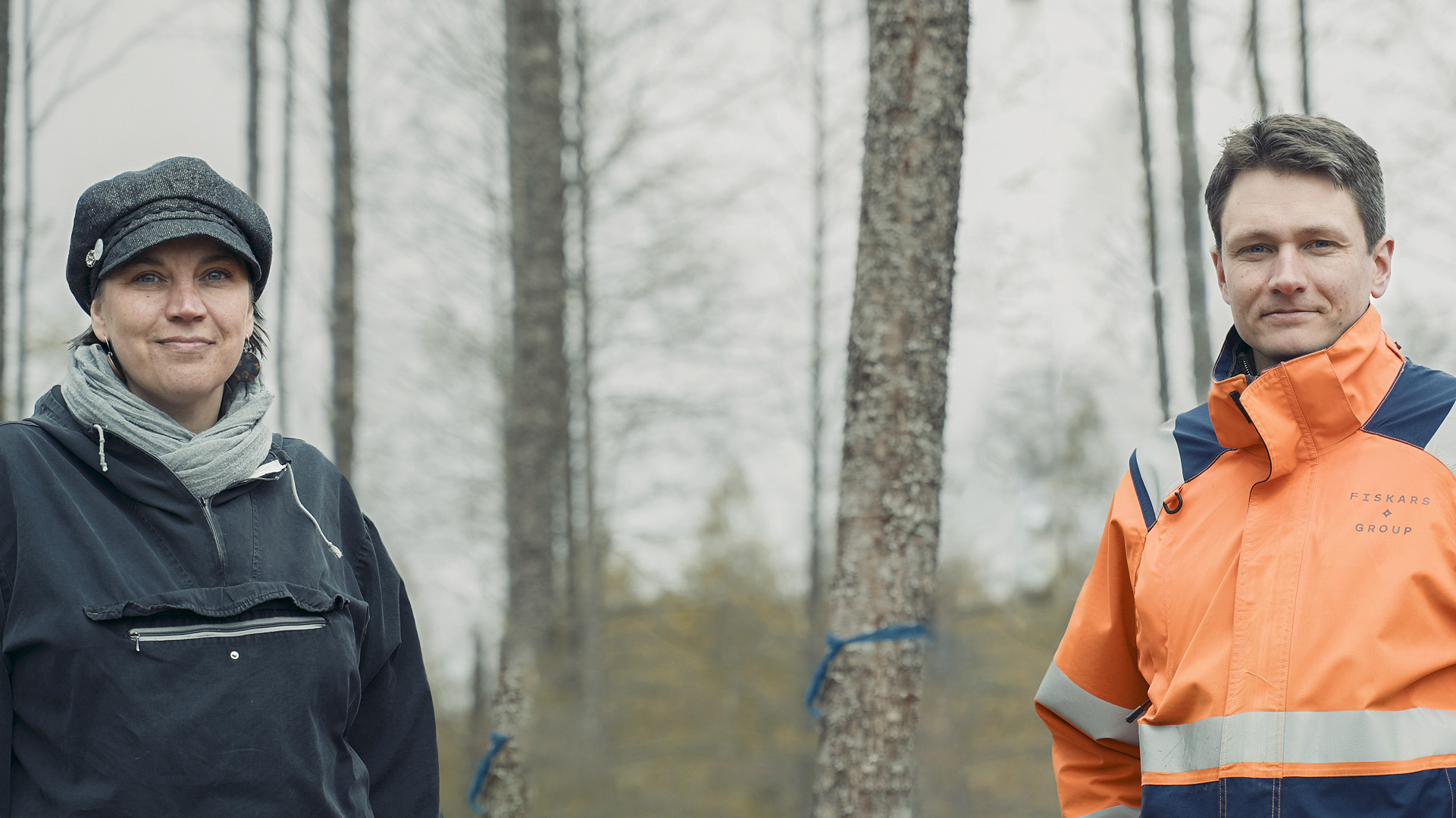  Kartchef Heli Laaksonen och skogschef Robert Lindholm står sida vid sida och tittar in i kameran.