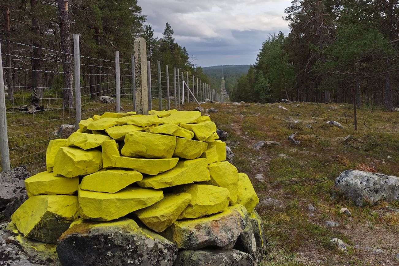 Tältä näyttää huollettu raja-aukko. Suomen ja Norjan välisen sopimuksen mukaan poroaita kulkee valtakunnanrajaa pitkin. 