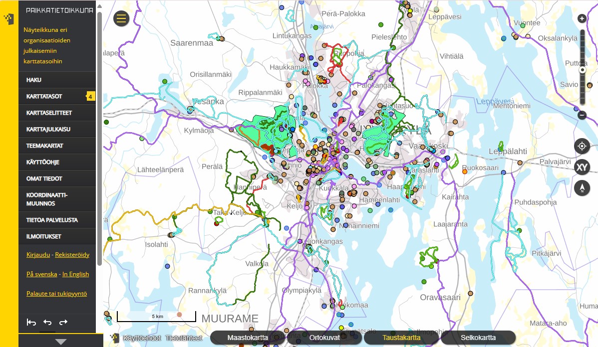 Liikuntapaikat löytyvät pistemäisinä, viivamaisina ja aluemaisina kohteina molemmista palveluista. Kuvassa on esitetty Jyväskylän alueen liikuntamahdollisuuksia Paikkatietoikkunassa. Kuvakaappaus karttanäkymästä on otettu 1.12.2025. Taustakarttana on Maanmittauslaitoksen taustakartta. 