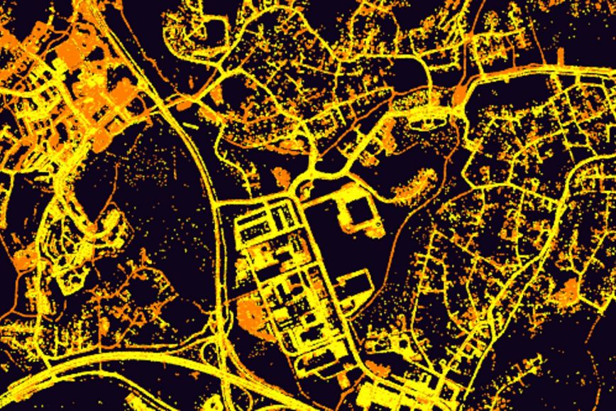 Monikanavaisesta ilmalaserkeilausaineistosta automaattisesti luokitellut asfaltti- (keltainen) ja hiekka- (oranssi) tiet.