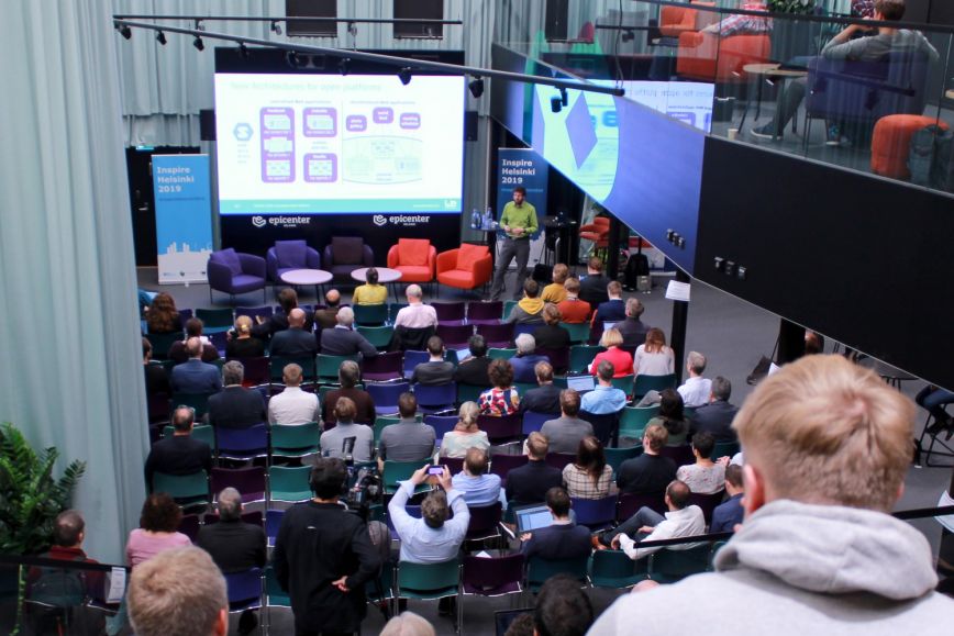 Joukko ihmisiä kuuntelemassa luentoa Inspire Helsinki 2019 -tapahtumassa.