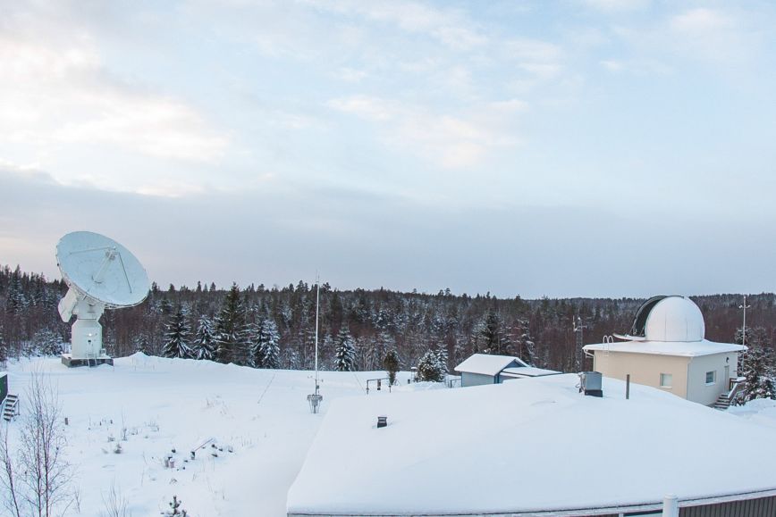 Metsähovin geodeettinen asema talvisessa maisemassa.