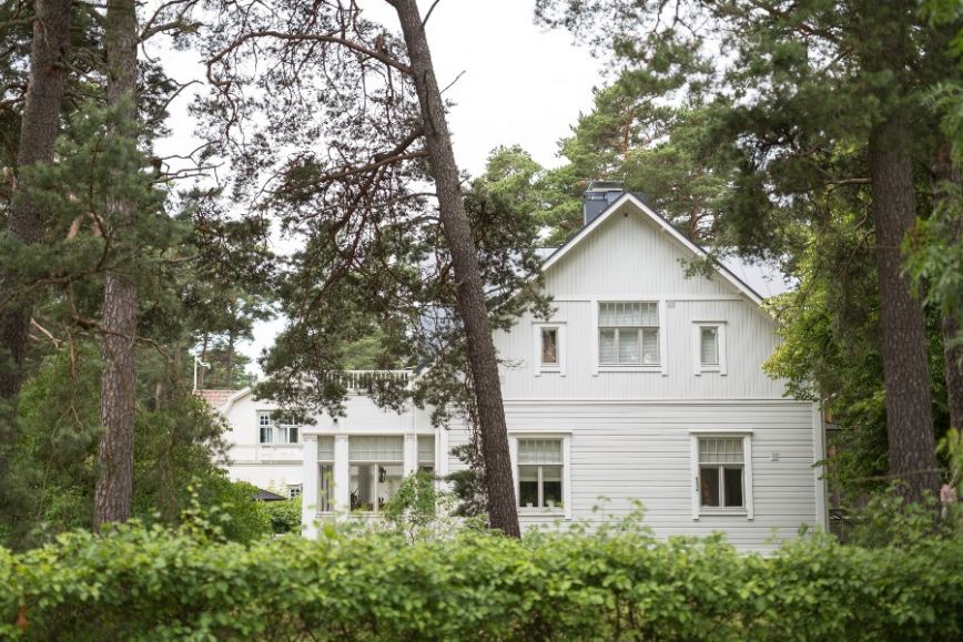 Ett hus med trädgård.