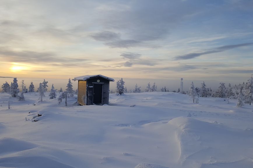 Muonion FinnRef-asema lumisessa maisemassa