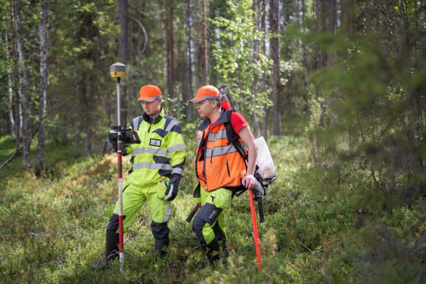 Lantmäteri med positioneringsteknik. Förrättningsingenjörerna rör sig i terrängen för att bland annat avstycka tomter och kontrollera tomternas gränser.