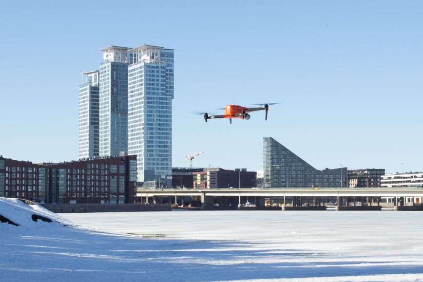 Drone laskeutumassa kuvauslennolta.