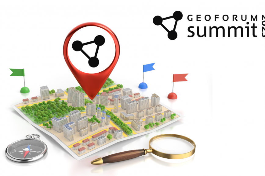 GeoForum Summit 2023 logo oikeassa yläkulmassa. Keskellä kartta, jossa kohokuvina rakennuksia. Keskellä punainen sijaintimerkki. Vasemmassa reunassa kompassi, oikealla suurennuslasi.