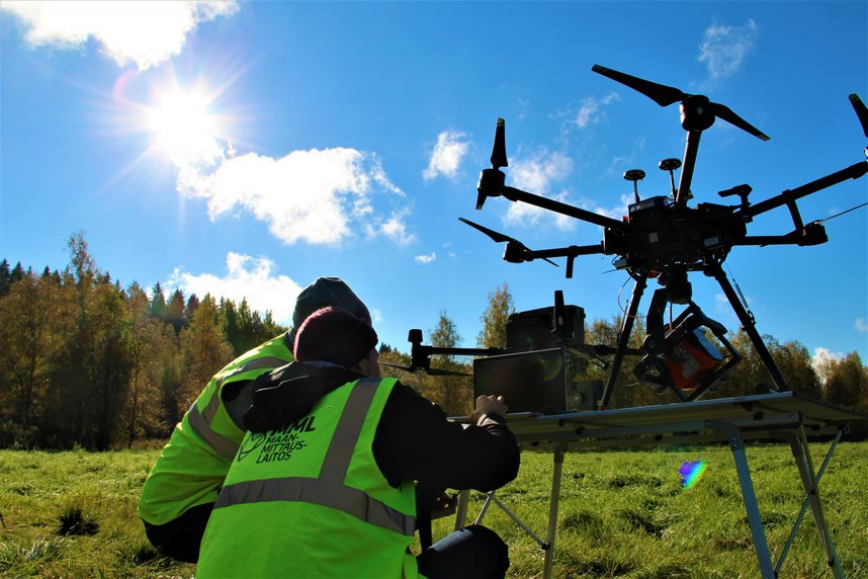 Tutkijat ja drone metsässä