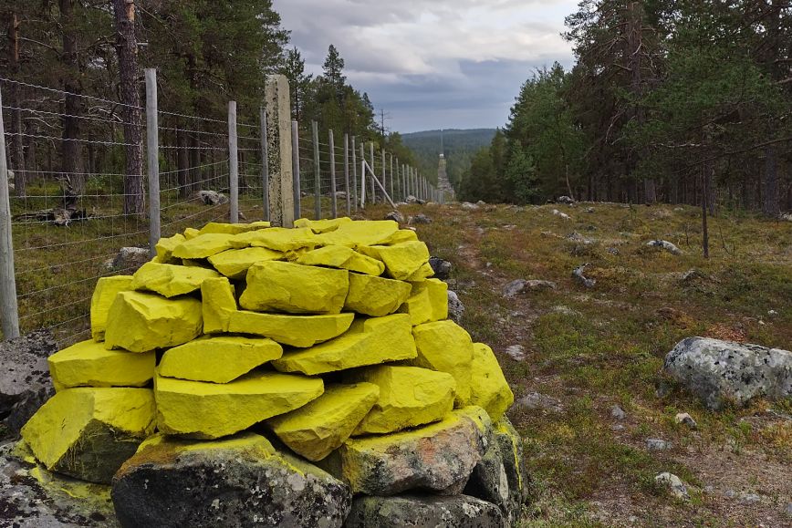 Tältä näyttää huollettu raja-aukko. Suomen ja Norjan välisen sopimuksen mukaan poroaita kulkee valtakunnanrajaa pitkin.