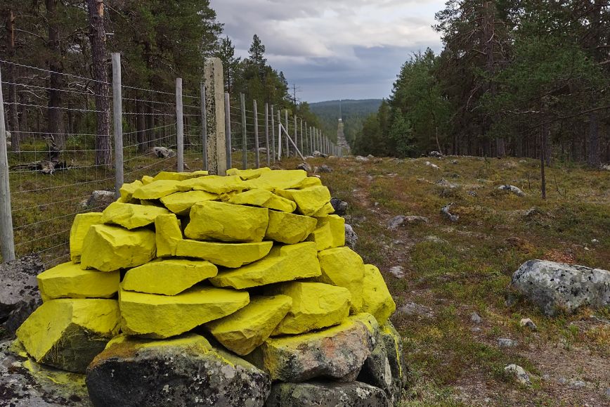 Så här ser den underhållna rågatan ut. Enligt avtalet mellan Finland och Norge går ett renstängsel längs riksgränsen. 