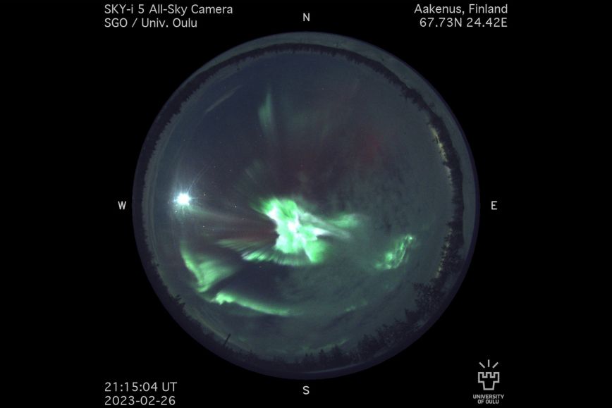 Norrsken i Kittilä, orsakat av en soleruption. Bilden är tagen med en norrskenskamera som Uleåborgs Universitets geofysiska observatorium i Sodankylä har installerat i Finnref-stationen i Aakenus.