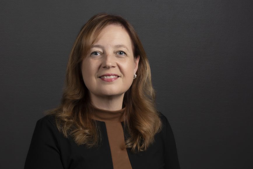 Asiakkuusjohtaja Susanne Hellmanilla on ruskeat puolipitkät hiukset ja musta paita, jossa on ruskea kaulusosa.
