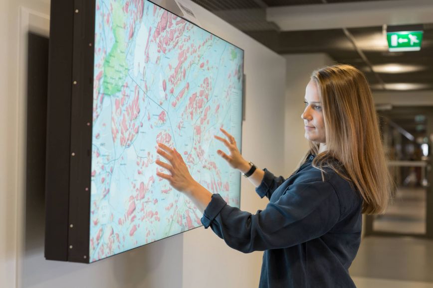 Tutkija katsoo karttaa näytöltä