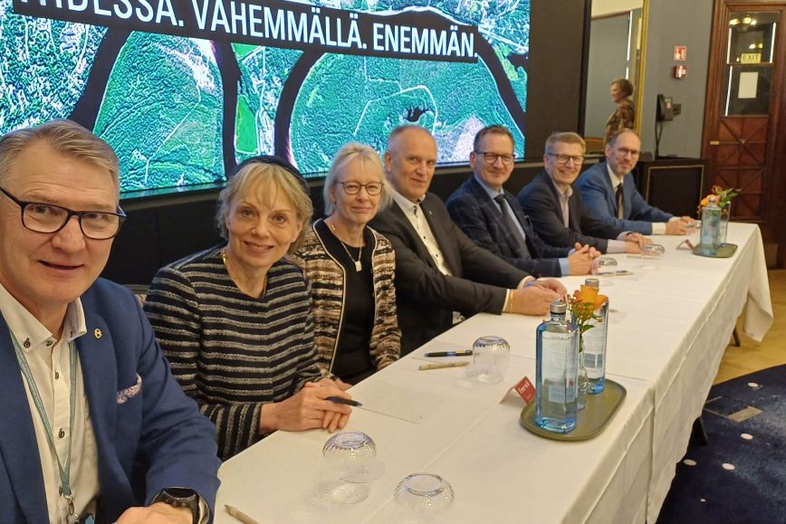 Yhdeksän organisaation pääjohtajat allekirjoittavat sopimusta kansallisen ilmakuvauksen ja laserkeilauksen jatkosta