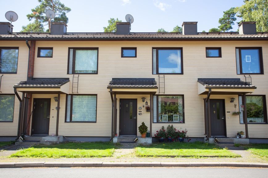 Kuvassa vaalea puutalorivitaloyhtiö. 