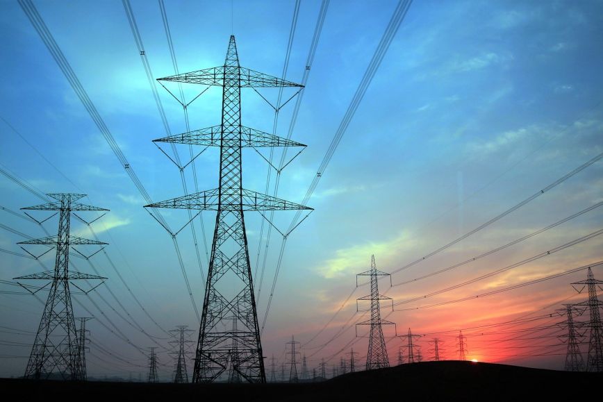 Maisema, jossa on sähkötolppia. 