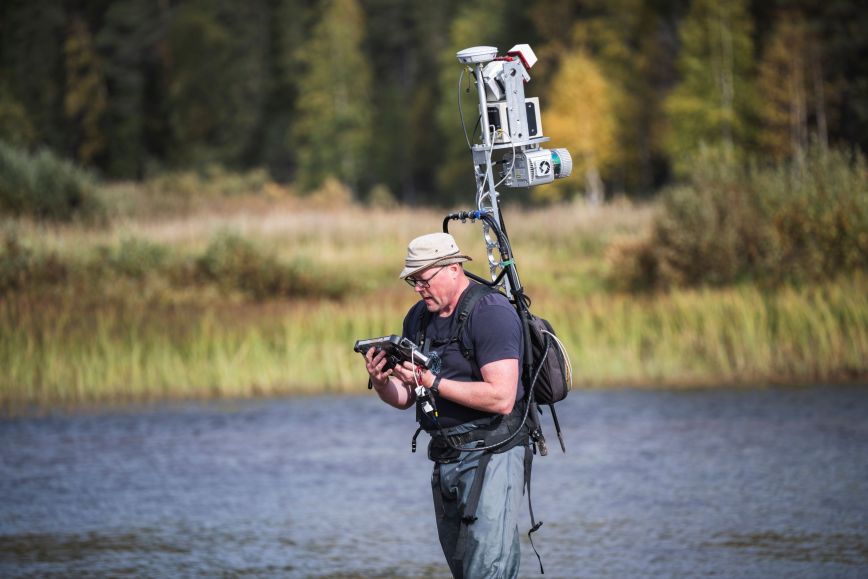 tutkija mittaa jokea 