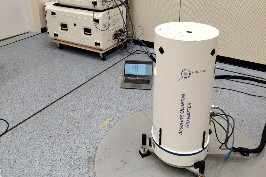 Quantum gravity meter