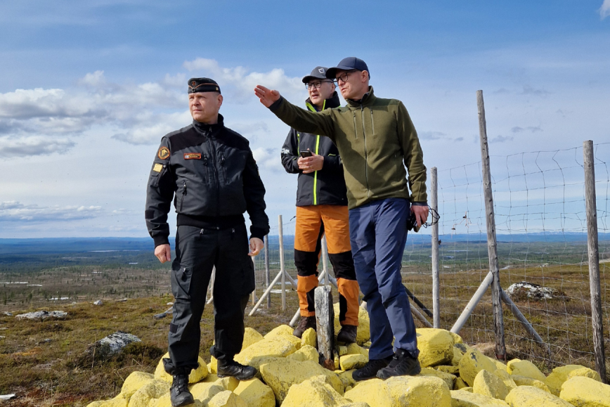 Brigadgeneral Mika Rytkönen från Gränsbevakningsväsendet, generaldirektör Pasi Patrikainen från Lantmäteriverket och det norska Kartverkets generaldirektör Johnny Welle granskar riksröse nr 353. 
