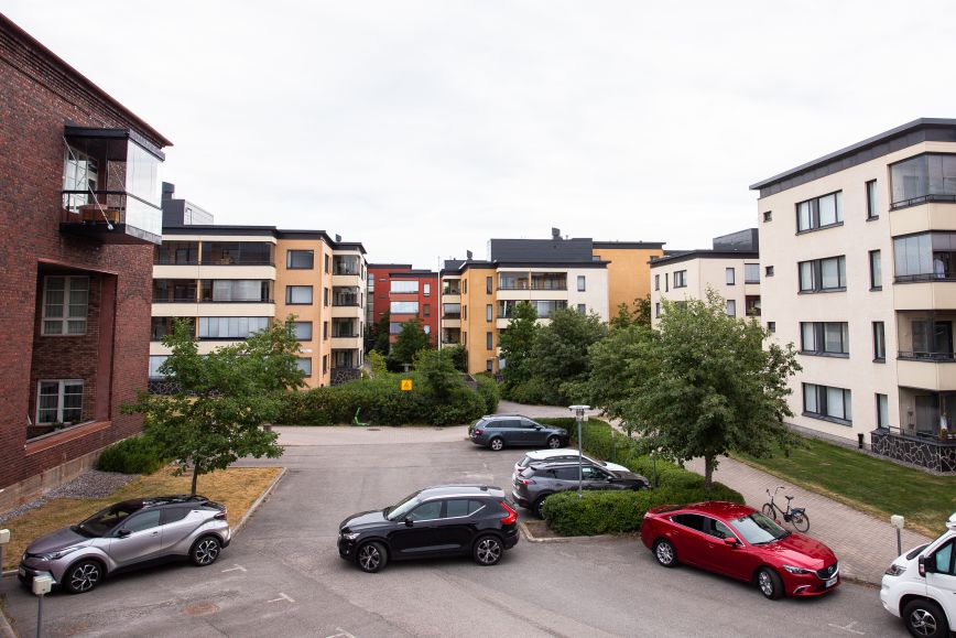 Kuvassa erivärisiä kerrostaloja 
