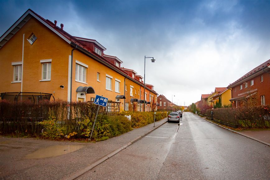 En gata med hus längs vägen.