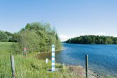 Vedenranta, rannan lähellä näkyy Suomen ja Venäjän rajamerkit.