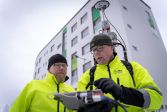 Harri Kaartinen ja Antero Kukko keräämässä laserkeilausdataa reppukeilaimella.