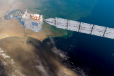 Illustrationsbild av EarthCARE-satelliten ovanför ökenlandskapet