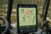 metsäkoneen ohjaamo ja näyttöruutu
