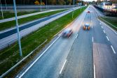 Kuvassa moottoritie, jossa kolme autoa