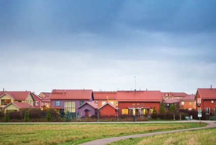 Omakotaloja, joiden edessä on nurmikkoa..