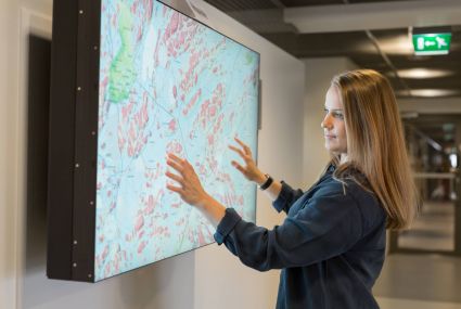 Tutkija katsoo karttaa näytöltä