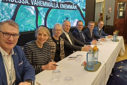 Yhdeksän organisaation pääjohtajat allekirjoittavat sopimusta kansallisen ilmakuvauksen ja laserkeilauksen jatkosta