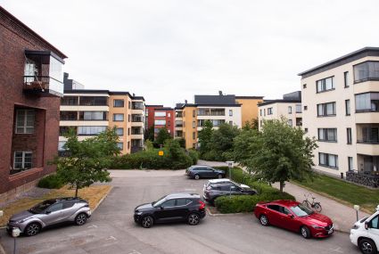 Kuvassa erivärisiä kerrostaloja 