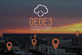 Iltaruskon sävyttämä taivas, kaupunkimaisema rakennuksineen, GeoE3-logo ja rakennuksiin liitettyjä paikkamerkkejä.